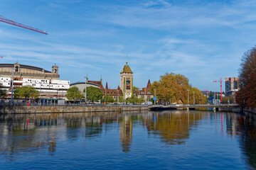Obraz premium Stone tower of Swiss National Museum at City of Zürich with Limmat River in the foreground on a sunny autumn day. Photo taken October 29th, 2022, Zurich, Switzerland.