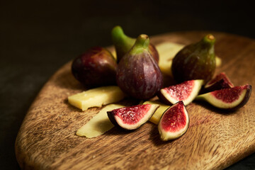 sliced figs on a wooden board