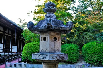 寺院、秋景色、土塀、漢瓦、木造建築物、石燈籠