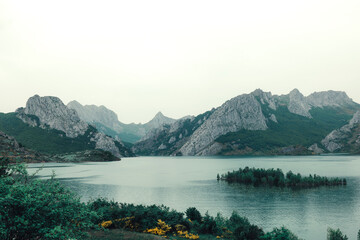 Lago entre monta&ntilde;as