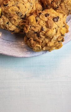 Croccanti biscotti ricoperti di corn flakes per la prima colazione e spazio vuoto dall'alto
