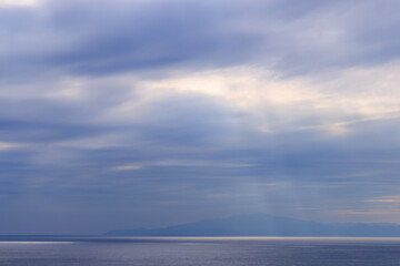 Fototapeta na wymiar 厚い雲と海を照らす光