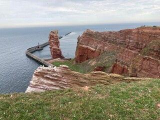 Die lange Anna und Felsen auf der Insel Helgoland in der Nordsee - 541946605