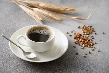 Deurstickers Koffiebar Gerstkoffie in witte kop, bonen en oren van gerst op grijze achtergrond. Beste natuurlijke cafeïnevrije biologische koffie-alternatief. Koffiesurrogaatdrank gemaakt van een gezonde melange van geroosterde gerst.