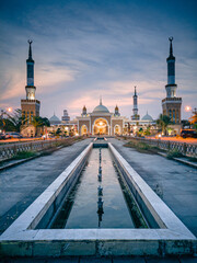 Obraz premium the beauty of one of the mosques in Indramayu, West Java. Although the weather around is not good, the beauty of the mosque is unbeatable