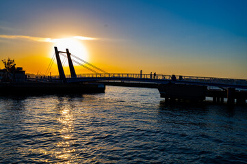 夏の門司港レトロから見る関門海峡に沈む夕陽