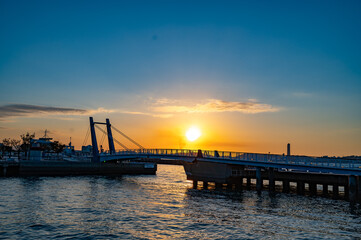 Fototapeta na wymiar 夏の門司港レトロから見る関門海峡に沈む夕陽