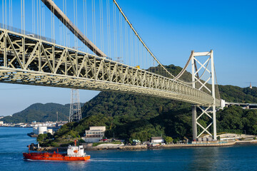 壇ノ浦パーキングエリアから見る青空と海と綺麗な夏の関門橋と関門海峡