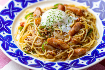 粗挽きソーセージのボロネーゼパスタ温泉卵乗せ
