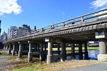 Fototapeta na wymiar 東海道の起点 秋に見上げる京都市三条大橋
