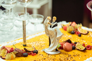 Gâteau de mariage avec les figurine des mariées au dessus