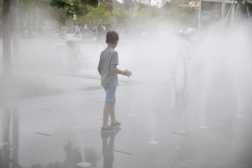 Jouer à la fontaine à brume