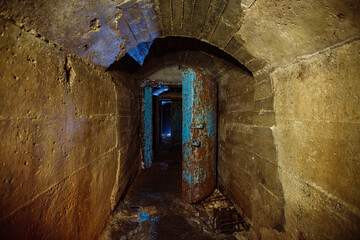 Obraz premium Rusted metal armored door in old abandoned Soviet bunker