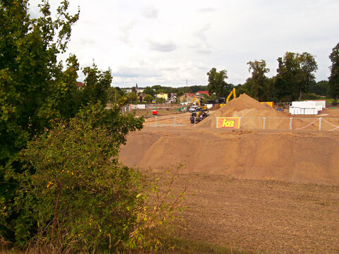 Milmersdorf, Landkreis Uckermark, Bundesland Brandenburg, Deutschland - 22. August 2022:  Bauarbeiten f&uuml;r eine neuen Verbrauchermarkt