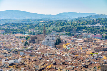 Vue sur la Basilica di Santa Croce di Firenze depuis la coupole du Duomo, à Florence, Italie