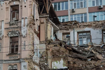 Fototapeten "Kyiv, Kyiv region Ukraine - 10.28.2022 : Ruins of a house in the center of Kyiv after a drone attack." © ОК