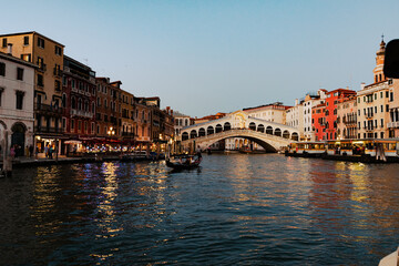 Obraz na płótnie Canvas Venedig, Rialto Brücke am Abend