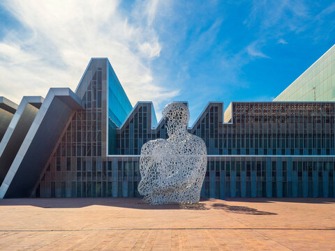 Zaragoza, Espa&ntilde;a.  09/17/2022.  Fachada con escultura del Palacio de Congresos de Zaragoza, construido para la Exposici&oacute;n mundial de 2008