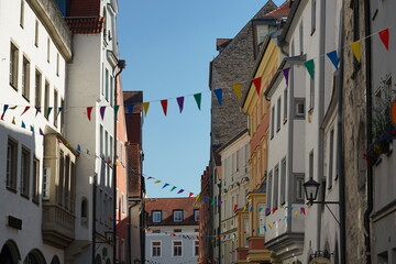 Fototapeta na wymiar Geschmückte Gasse in der Altstadt von Regensburg