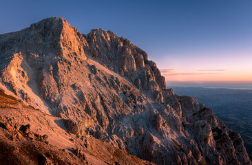 Fototapeta na wymiar l'alba di inizio ottobre dalla vetta di monte Aquila, nel parco del Gran Sasso