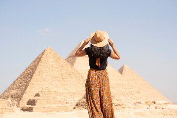 Woman at Giza Pyramids tour, Cairo - obrazy, fototapety, plakaty