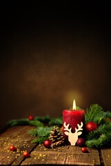 Kerze zum 1. Advent und Weihnachten. Dekoration mit roter Adventskerze, Tannenzweigen, Zapfen,...