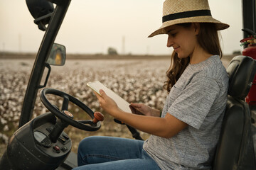 Farmer agronomist woman inspecting with tablet, inteligent agriculture and digital agriculture work.