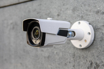 Kamera w obudowie tubowej. Kamera IP. Monitoring. System telewizji przemysłowej CCTV. © shake_pl