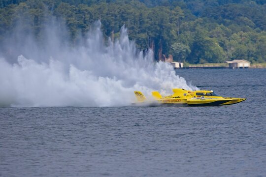 Hydroplane on Lake Guntersville during heat race. USA