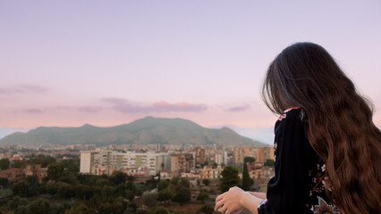 Naklejka premium woman looking at sunset