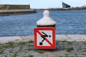 Panneau de signalisation, interdiction de plonger, ne pas plonger, ville de Calais, département du...