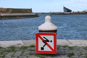 Panneau de signalisation, interdiction de plonger, ne pas plonger, ville de Calais, département du...