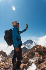 An adult mountainer standing at the iztaccihuatl