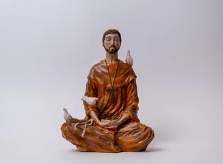 Deurstickers Statuette of Saint Francis of Assisi meditating in the position called lotus or Padmasana. Meditation and religious concept © Otávio Pires