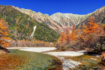 快晴の穂高岳と黄葉の上高地梓川