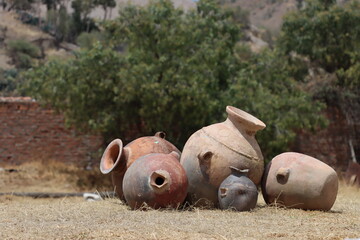 Vasijas de cerámica, antiguos utensilios de barro cocido, usados en los andes peruanos para...