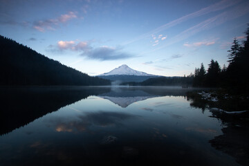 Fototapeta premium sunset over lake