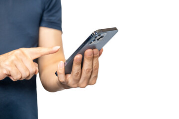 スマホを操作する男性の手元