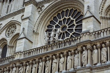 Lage hoekopname van detail van de Notre-Dame in Parijs, Frankrijk