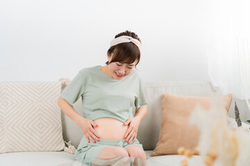 妊娠中に体調不良になる女性（陣痛）
