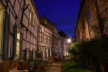 Schöne Gasse mit Fachwerkhäusern in der historischen Altstadt von Hattingen am Abend