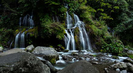 美しい滝　山梨県吐竜の滝