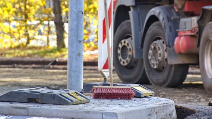 strassenbau deutschland handwerk besen absperrung fahrbahnerneuerung  bauarbeiten reparatur neubau bauhandwerk bau maschine stein arbeit arbeiter staub schmutz dreck lärm staub warm kalt trocken nass 