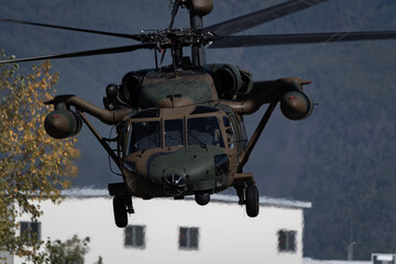 軍用多用途ヘリコプター（military helicopter）