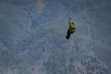 ロープ降下をする軍人（Abseiling soldier）