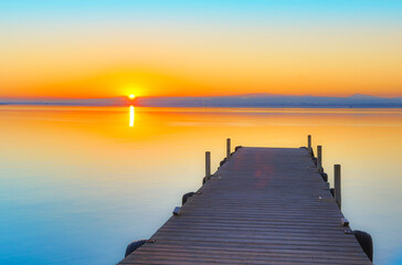 Fototapeta na wymiar suave amanecer en el lago 