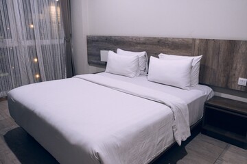 Fototapeta na wymiar 清潔感のある寝室のベッド