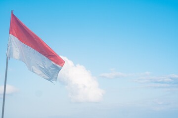 青空とインドネシアの国旗 - obrazy, fototapety, plakaty