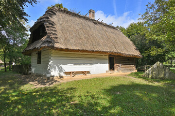 Fototapeta na wymiar Thatched house in the Lublin Open Air Village Museum