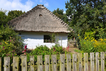 Fototapeta na wymiar Thatched house in the Lublin Open Air Village Museum